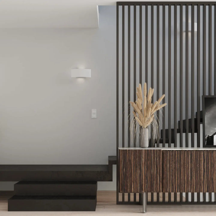 L’applique magnus blanche avec un design original en lames verticales gris foncé pour un applique intemporelle moderne