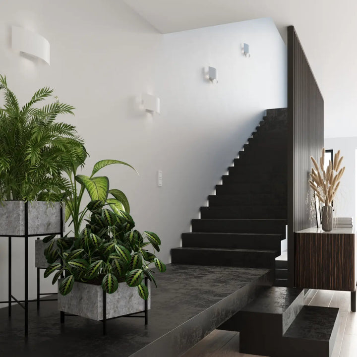 Applique murale l’applique magnus blanc avec design original et éclairage minimaliste pour escalier noir moderne