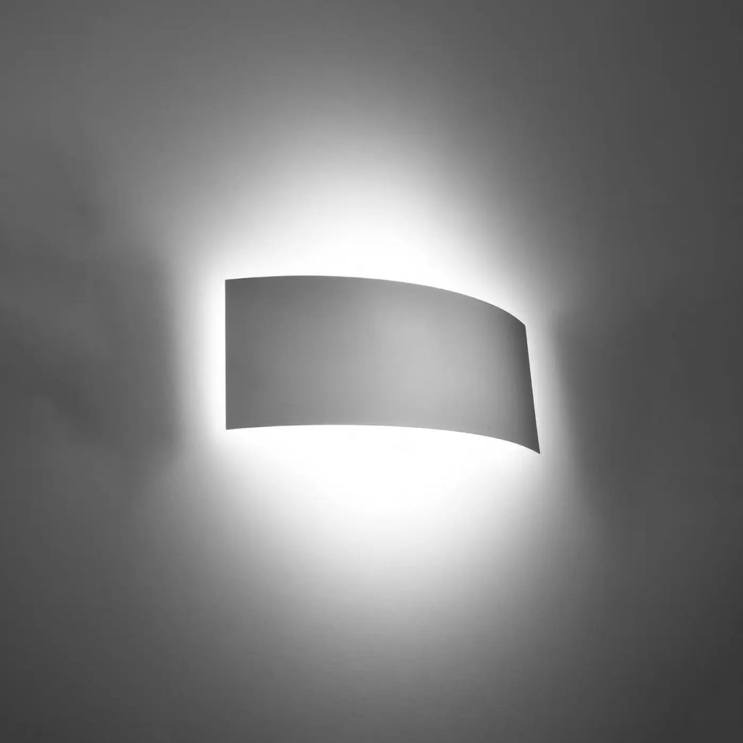 Applique murale magnus blanc avec design original incurvé et lumière ambiante douce pour un éclairage intemporel
