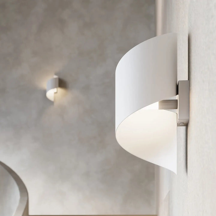 Applique murale lampe talassa blanche avec base métallique élégante pour parler à l’imagination et manière à souligner