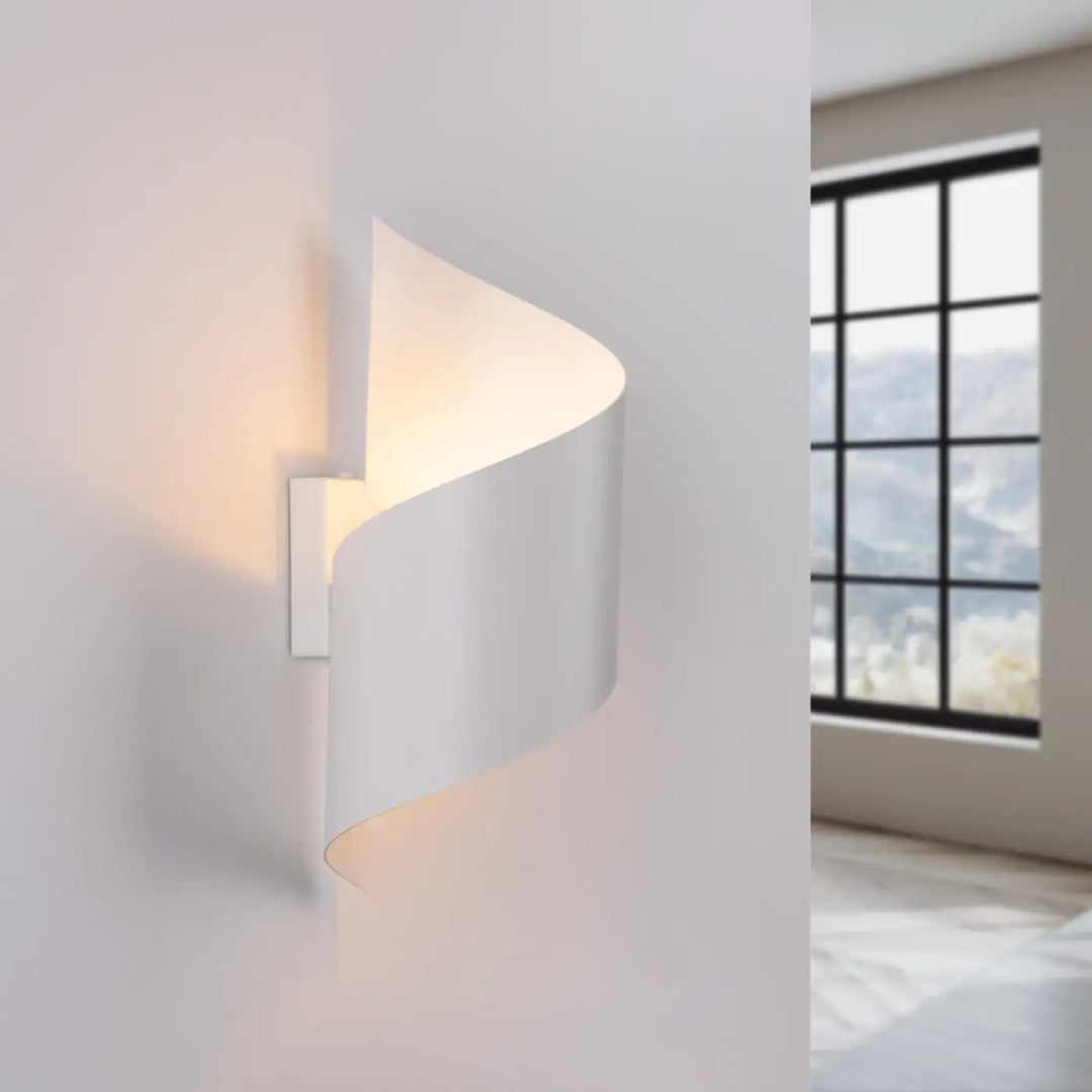 Applique murale lampe talassa blanc avec design incurvé moderne en manière à souligner une lumière chaleureuse ambient