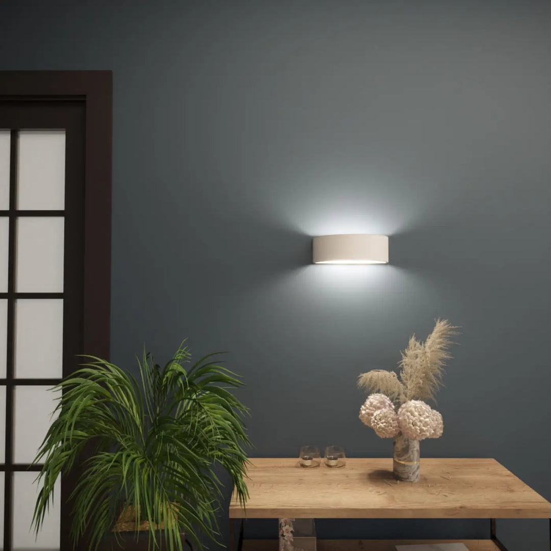 Une applique atena murale cylindrique blanche en céramique avec un design moderne et une combinaison unique