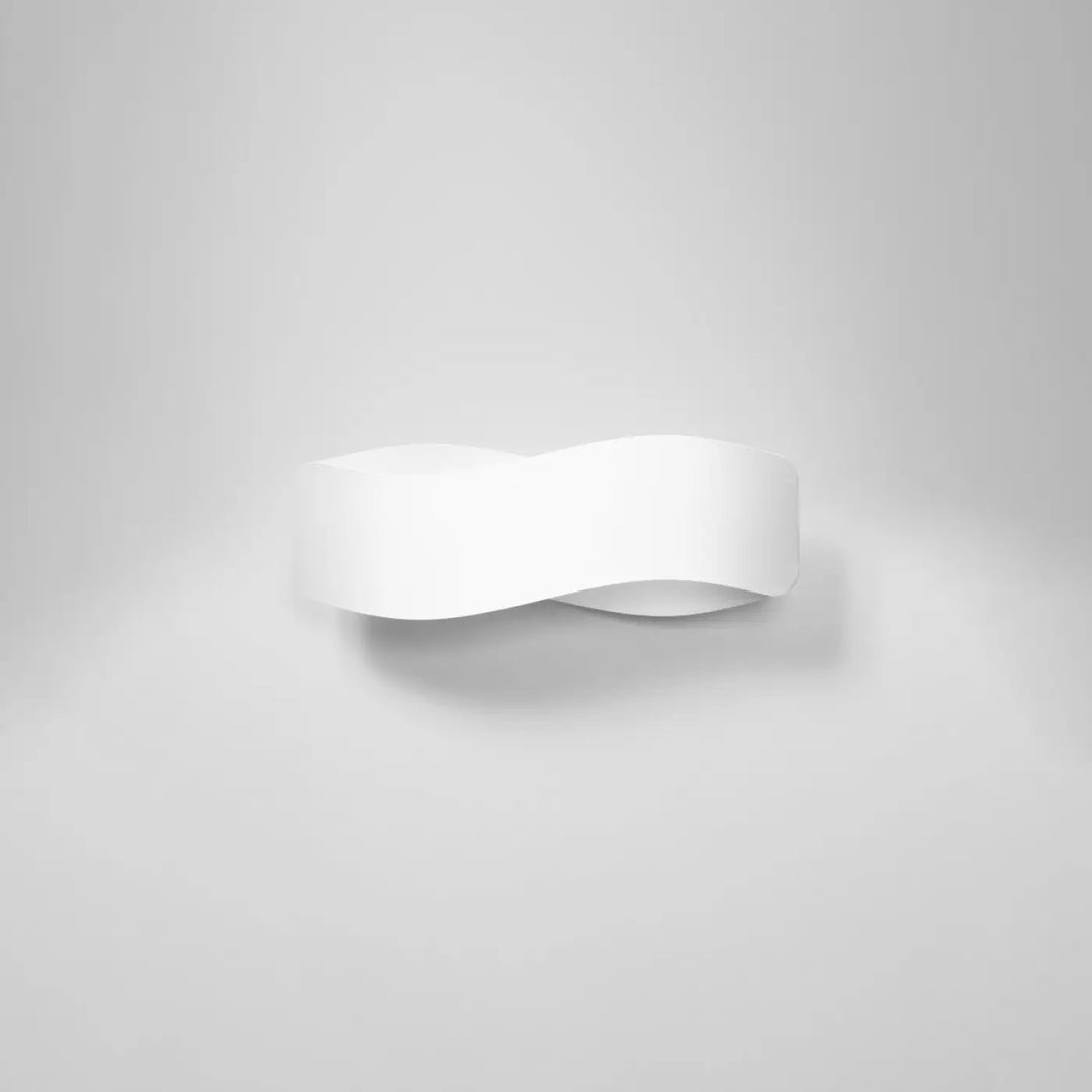Applique murale tila 40 blanc avec design original en vague continue pour un luminaire tila intemporel et minimaliste