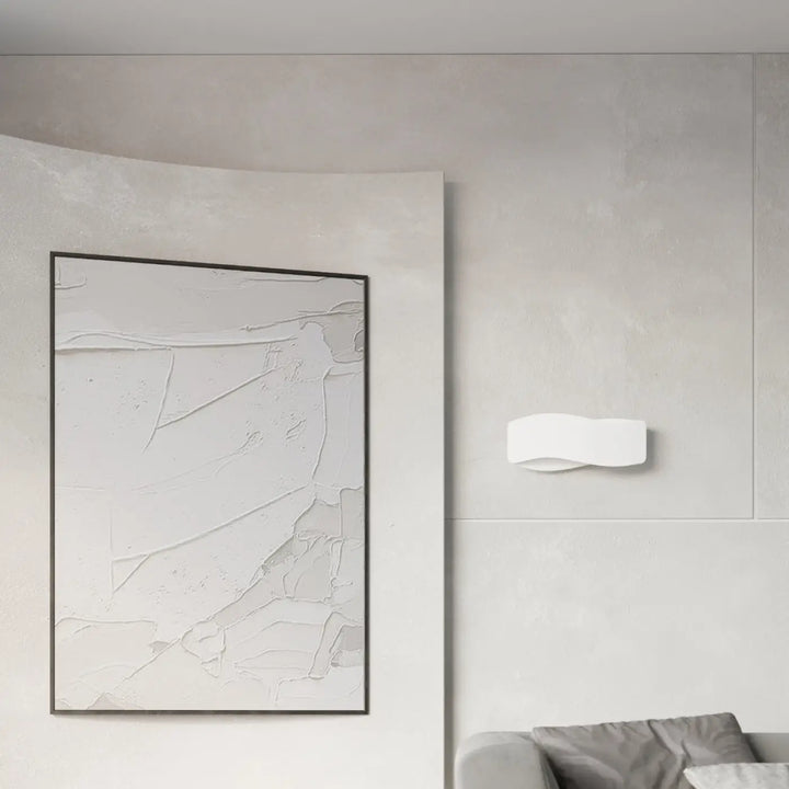 Applique murale tila 40 blanc avec design original ondulé, luminaire tila intemporel et minimaliste