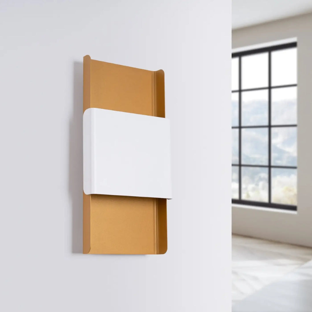 Applique murale durlin en métal doré avec panneau diffuseur blanc minimalisme rencontre variété dintérieurs