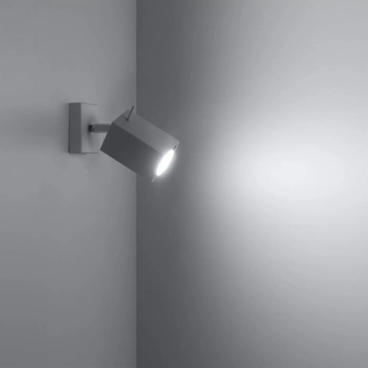 L’applique murale merida blanc avec spot ajustable en finition mate grise émet une lumière blanche éclatante