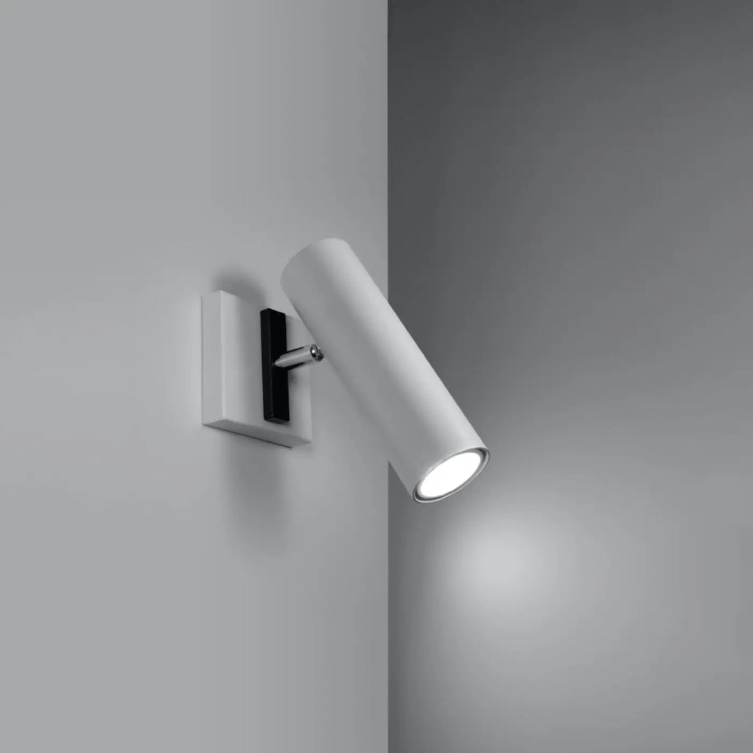 Applique murale minimaliste direction en blanc avec spot cylindrique et accent chromé pour un éclairage élégant