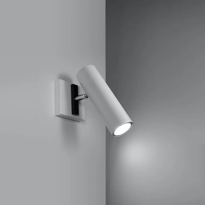 Applique murale minimaliste direction en blanc avec spot cylindrique et accent chromé pour un éclairage élégant