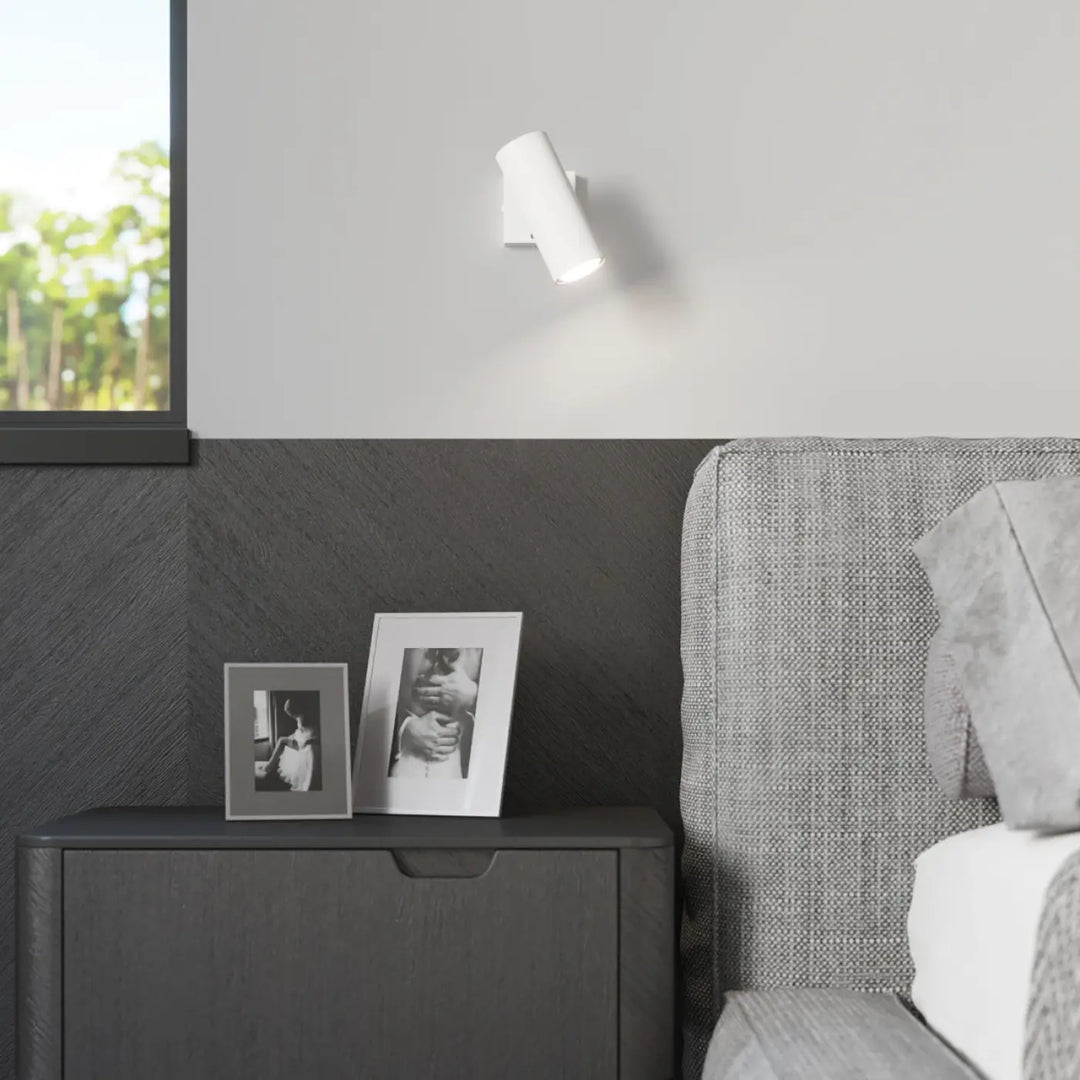 Applique murale minimaliste direzione blanc avec éclairage élégant et design cylindrique moderne pour intérieur