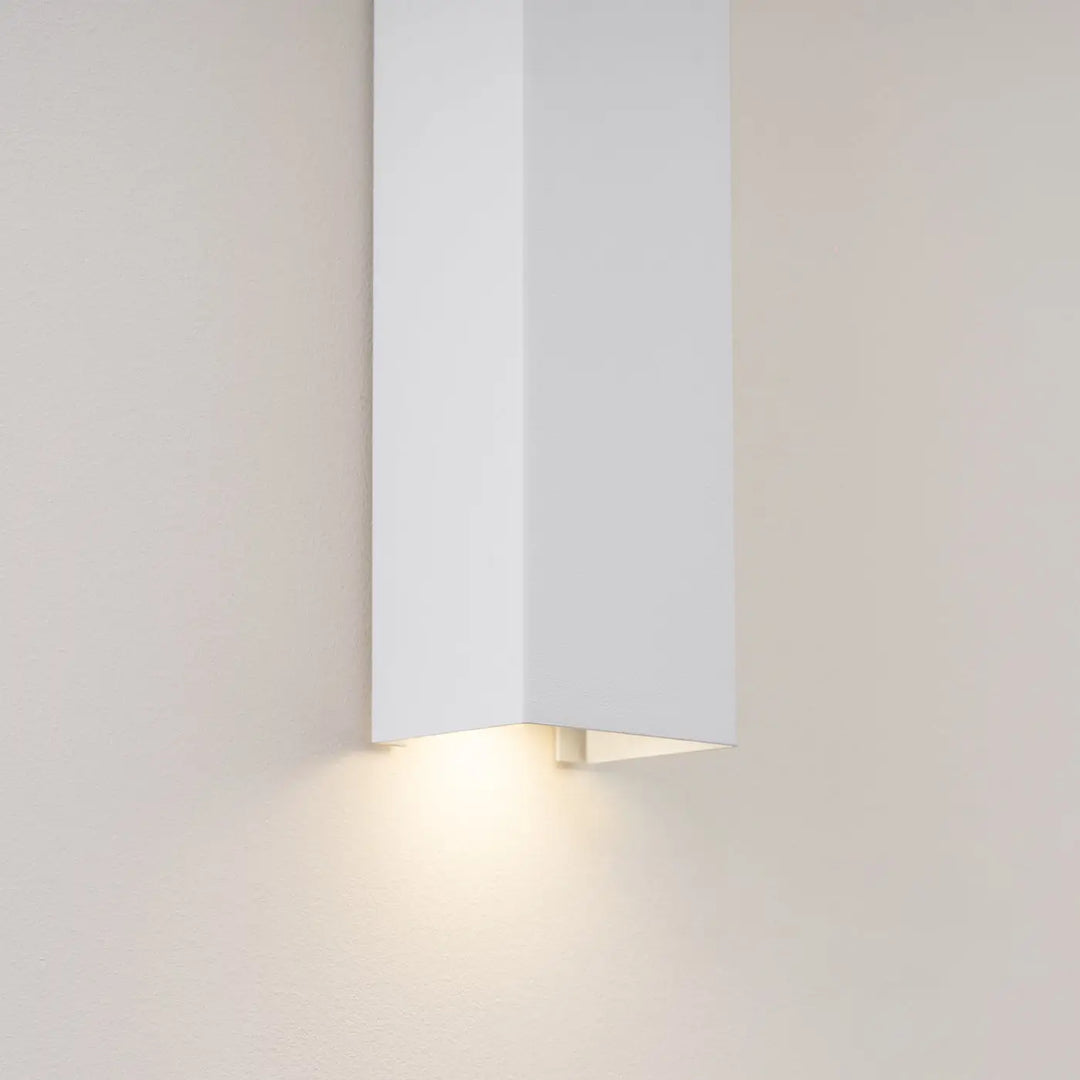 Applique murale freya 120 blanc avec design minimaliste rectangulaire et lumière douce vers le bas de la collection cinq coloris