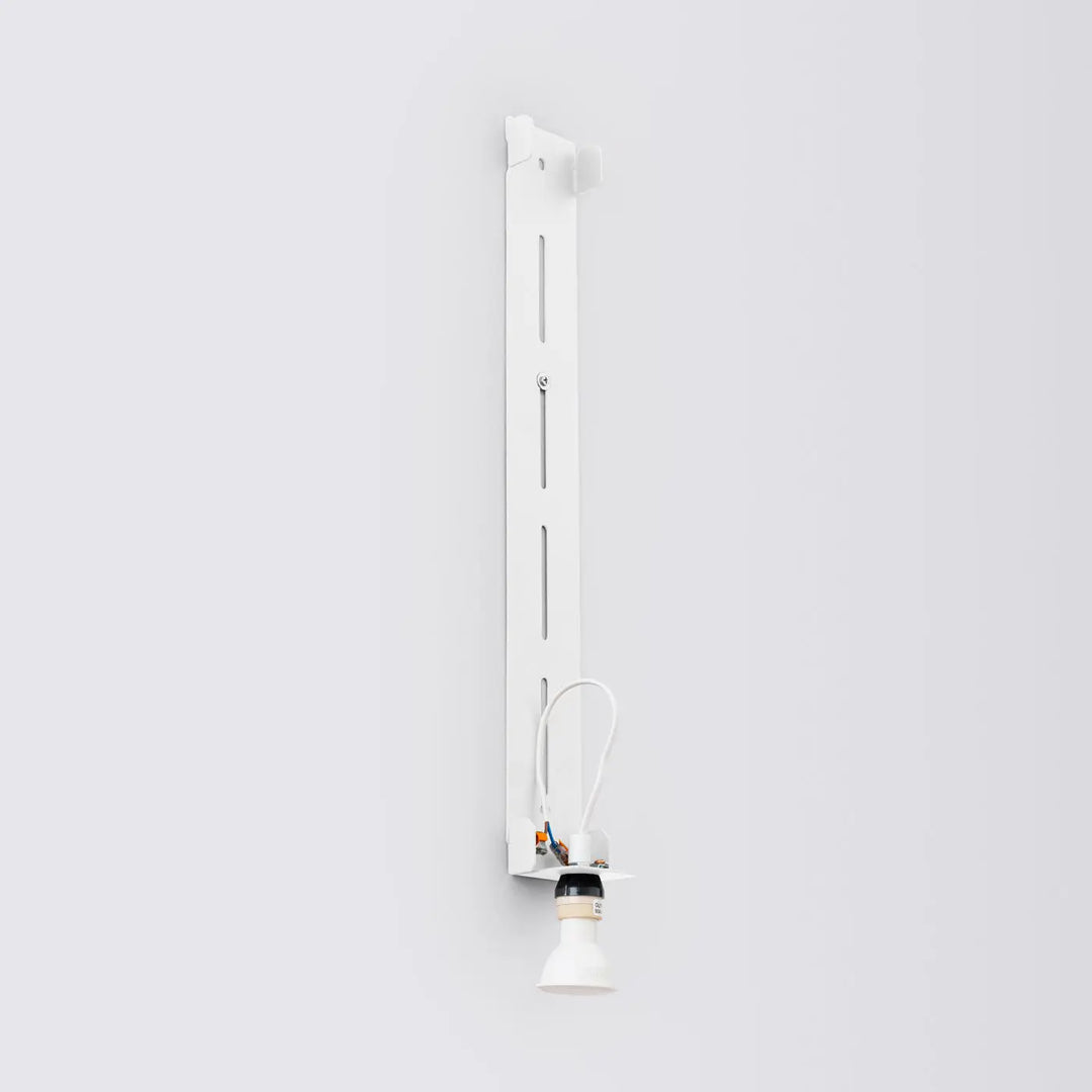 Applique murale blanche freya 90 en métal avec support vertical minimaliste de la collection compose d’appliques murales cinq coloris