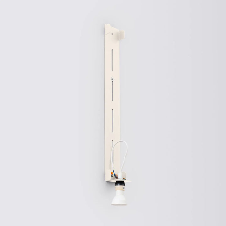 Applique murale beige freya 150 avec fixation murale verticale en métal et support ampoule intégré collection freya cinq coloris