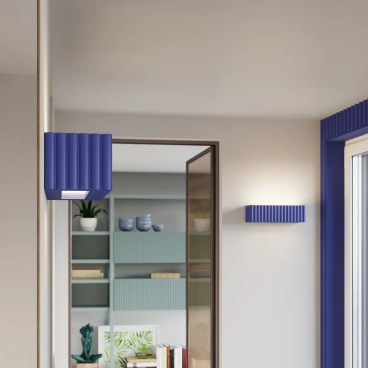 L’applique murale rigata en céramique outremer bleu avec un design moderne rectangulaire et fonctionnalité élégante