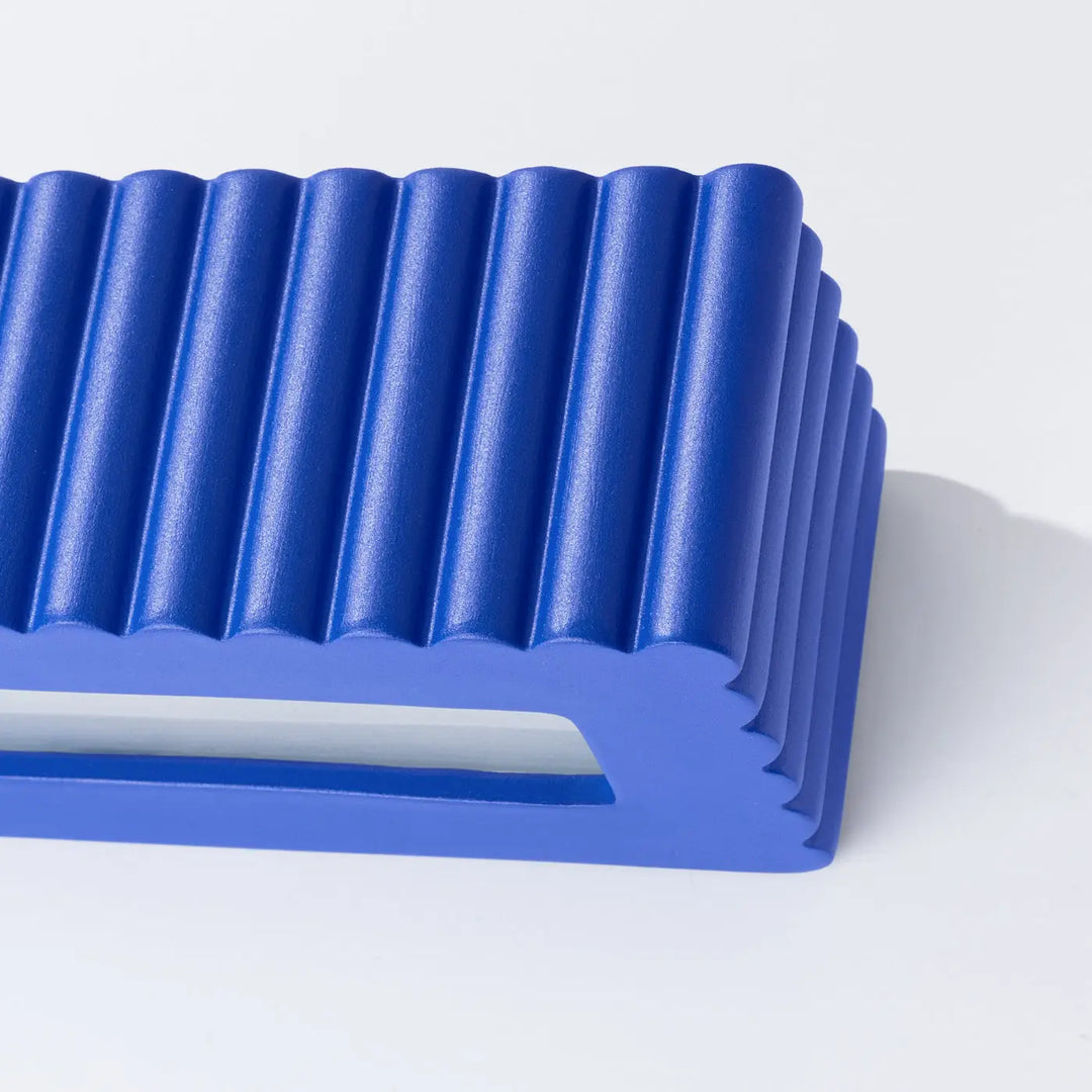 Applique murale rigata en céramique outremer avec fonctionnalité élégante et design moderne bleu en plastique ondulé