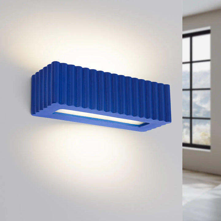 Applique murale rigata en céramique outremer avec texture rainurée verticale et led intégrée pour fonctionnalité élégante