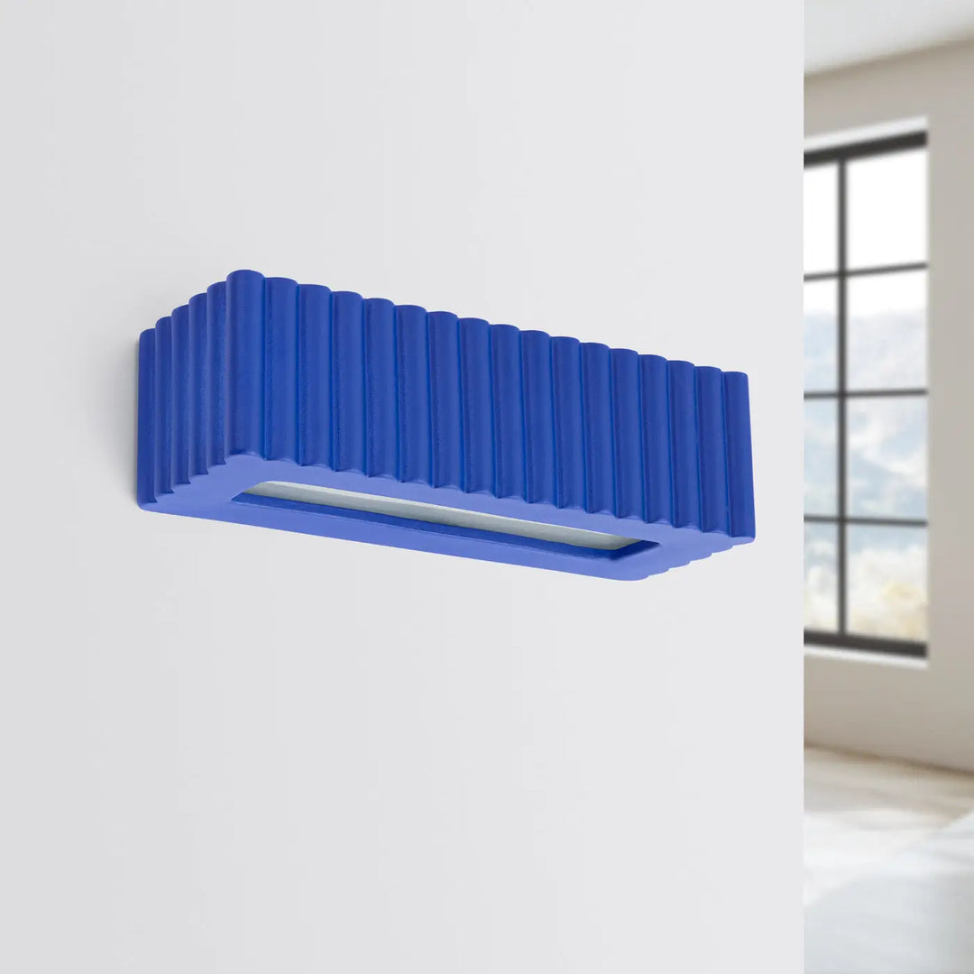 L’applique murale rigata en céramique outremer avec design côtelé moderne offre une fonctionnalité élégante