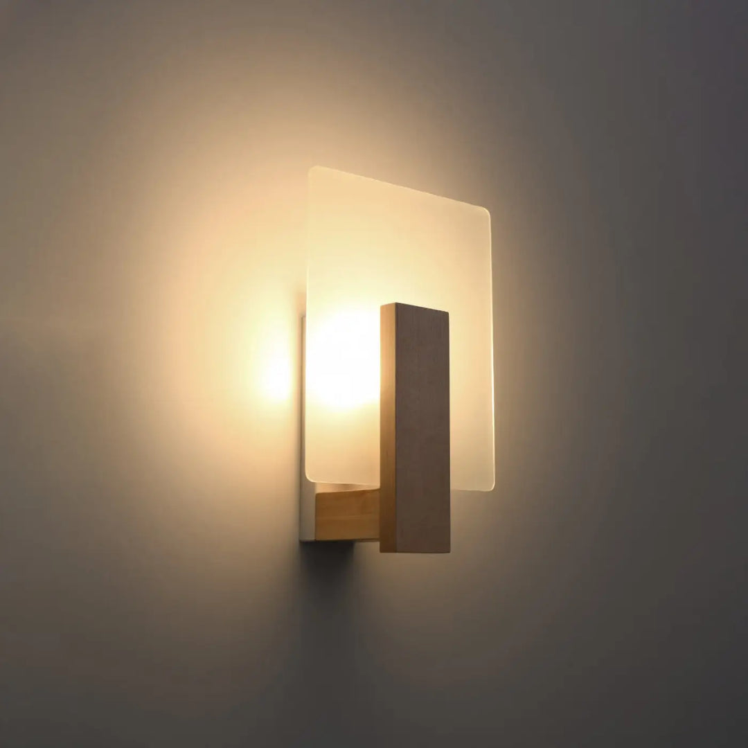 Applique murale lappo en bois naturel avec panneau en verre dépoli et accents en laiton brossé design intemporel