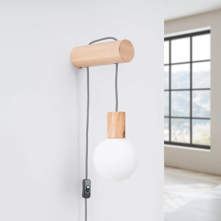 Applique murale nibmi g9 en bois clair avec ampoule sphérique blanche suspendue par cordon rayé pour un design minimaliste et matériaux naturels