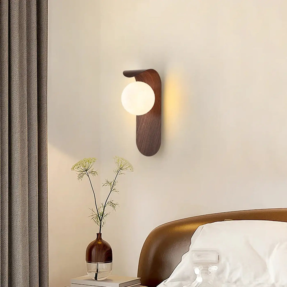 Applique Murale En Bois Courbée Avec Une Boule Blanche Élégante