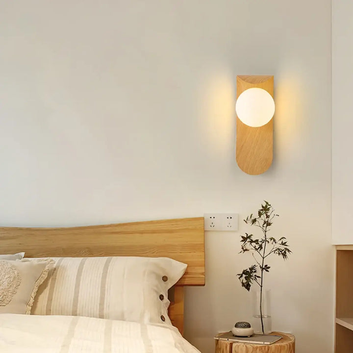 Applique Murale En Bois Courbée Avec Une Boule Blanche Élégante