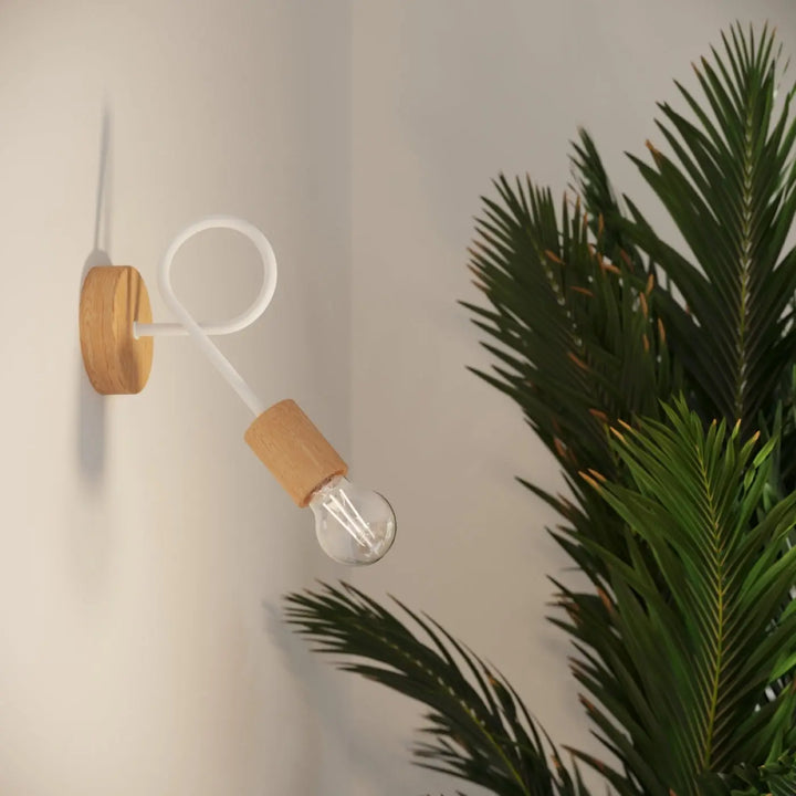 Applique murale lampe ember blanc avec base en bois naturel et accent bambou design moderne matériaux naturels