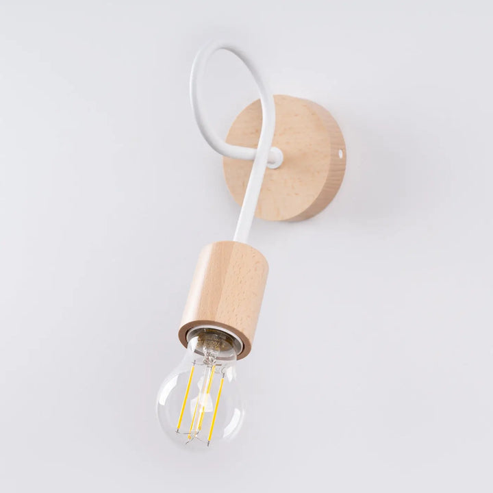 Applique murale lampe ember blanc avec base en bois naturel et bras en métal blanc design moderne et matériaux naturels