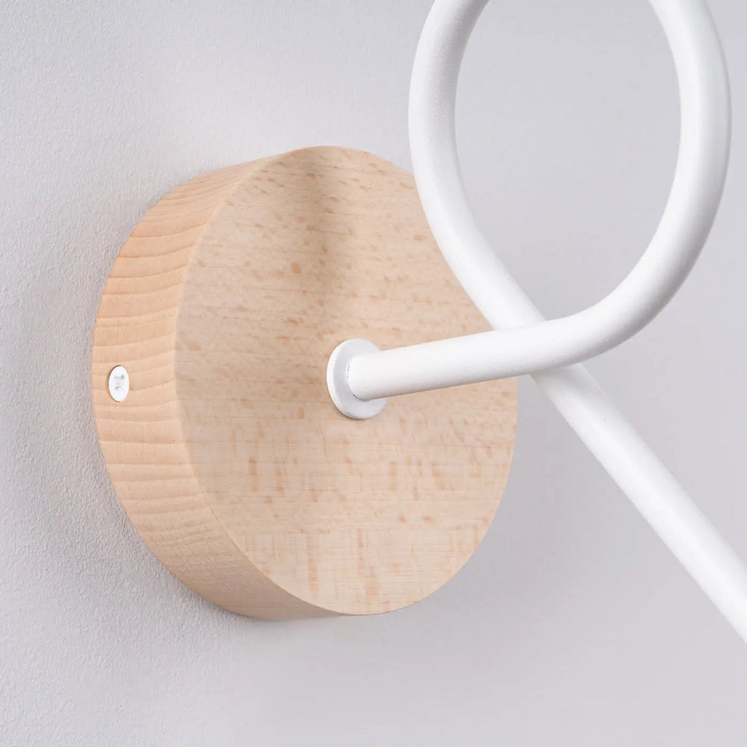 Applique murale lampe ember avec base circulaire en bois naturel et bras en métal blanc design moderne