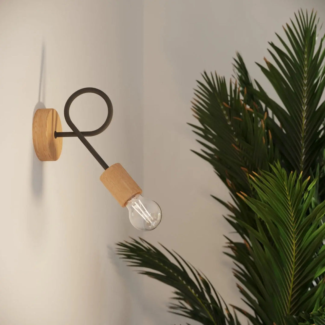 Applique murale lampe ember noire en matériaux naturels avec design moderne bois et bambou et ampoule edison visible