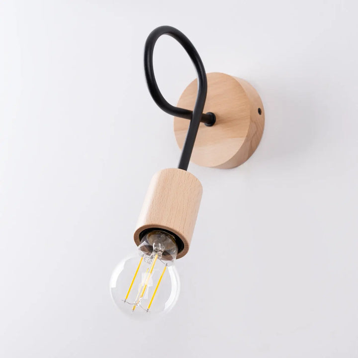 Applique murale lampe ember noir avec base en bois naturel et bras en métal design moderne et matériaux naturels