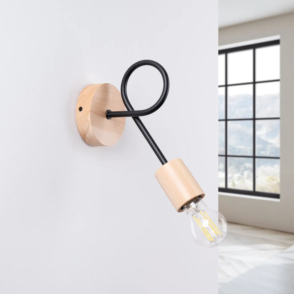 Applique murale lampe ember noire avec base circulaire en bois et bras métallique noir design moderne matériaux naturels