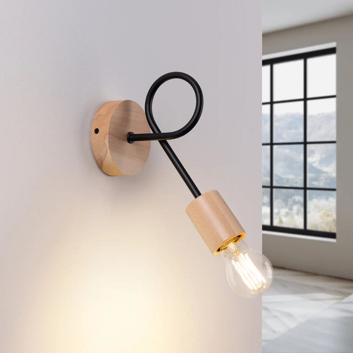 Applique murale ember avec base circulaire en bois, bras en métal noir et abat-jour cylindrique en matériaux naturels design moderne