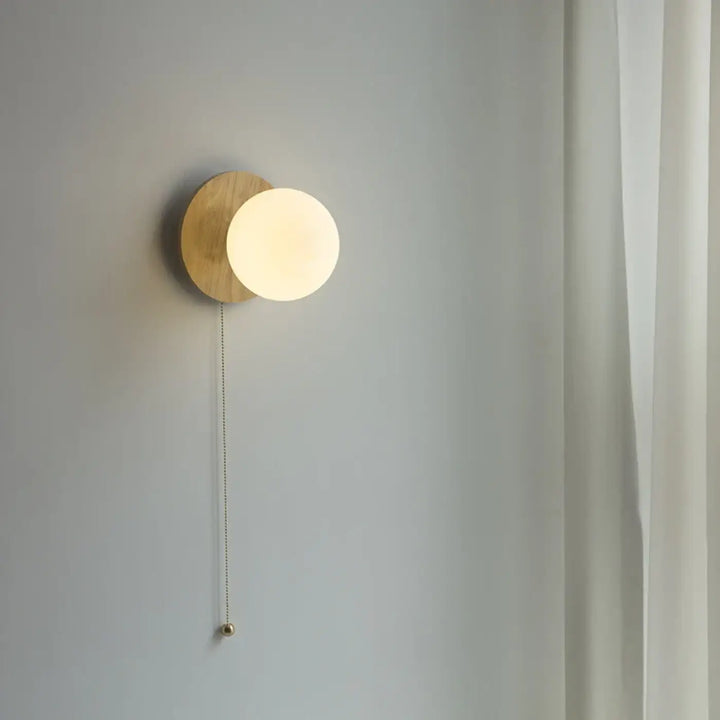 Applique murale en bois avec globe lumineux blanc style scandinave