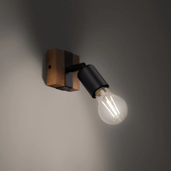 Applique murale zuca noir avec ampoules décoratives visibles et bras en métal noir sur base en bois rustique