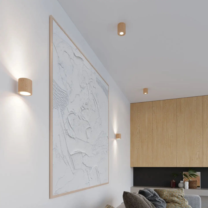 Applique murale orbis en bois naturel avec finition cylindrique minimaliste montées individuellement pour ambiance chaleureuse