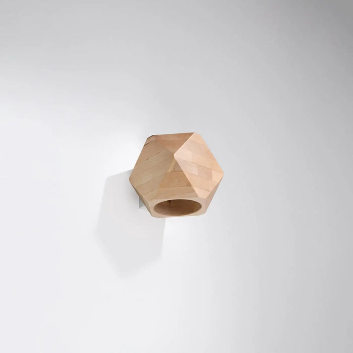 Applique murale lampe woody en bois naturel avec design hexagonal facetté style loft qui s’intégrera parfaitement