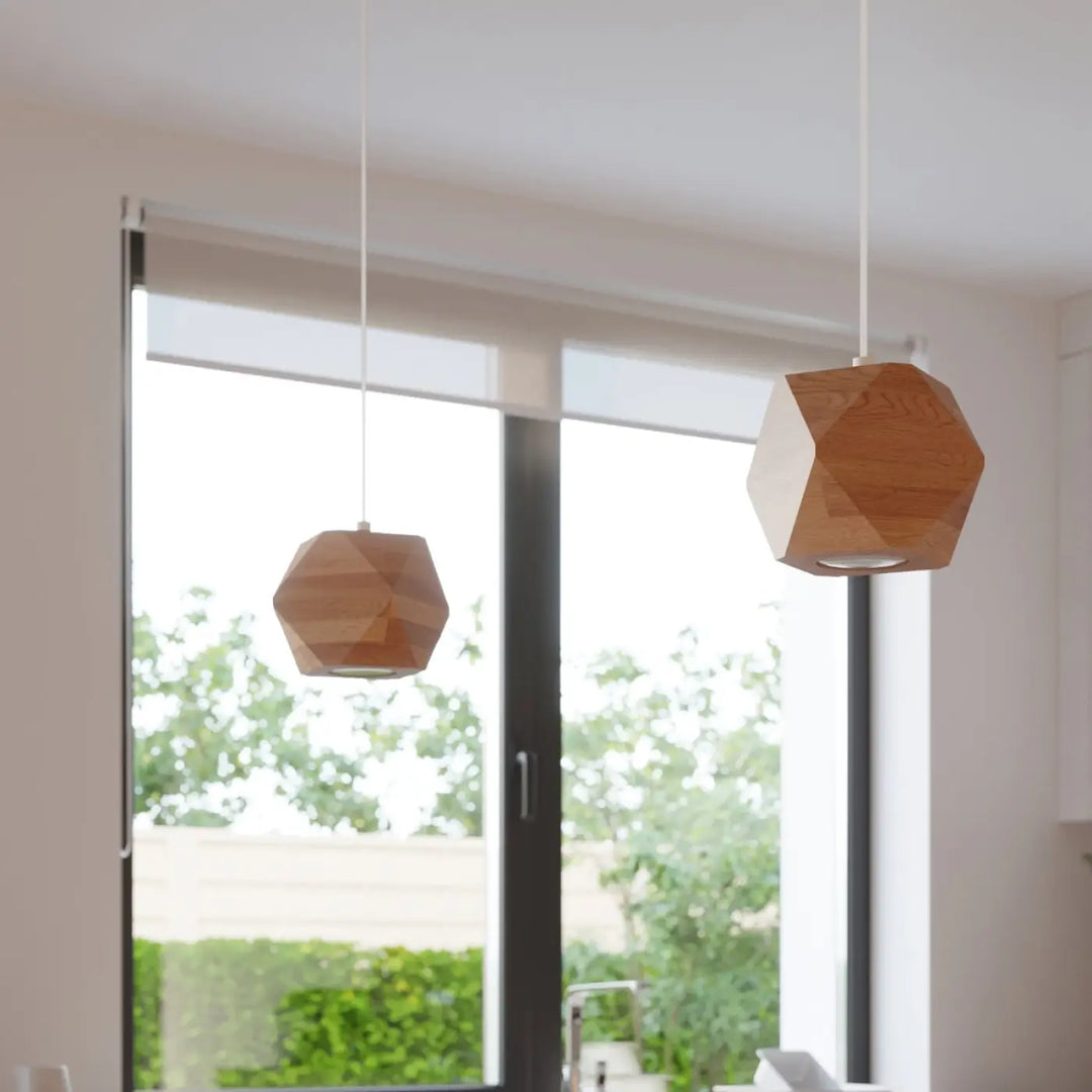 Deux lampes woody en bois naturel avec formes hexagonales facettées suspendues pour un style loft chaleureux