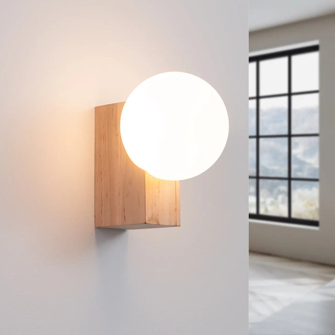 Applique murale bulbo avec abat-jour sphérique blanc chaud sur base bois naturel en forme minimaliste combinaison naturelle