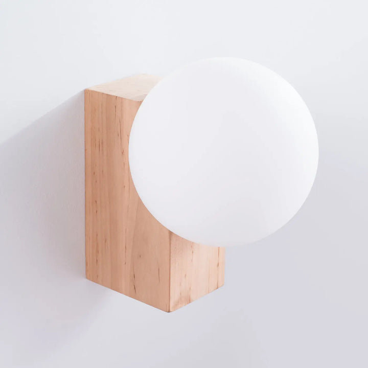 Applique murale bulbo avec base en bois naturel clair et globe en verre givré forme minimaliste combinaison naturelle