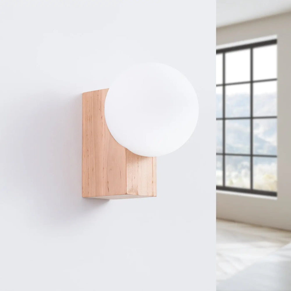 Applique murale bulbo en bois naturel avec forme minimaliste et combinaison naturelle dune base rectangulaire et globe blanc