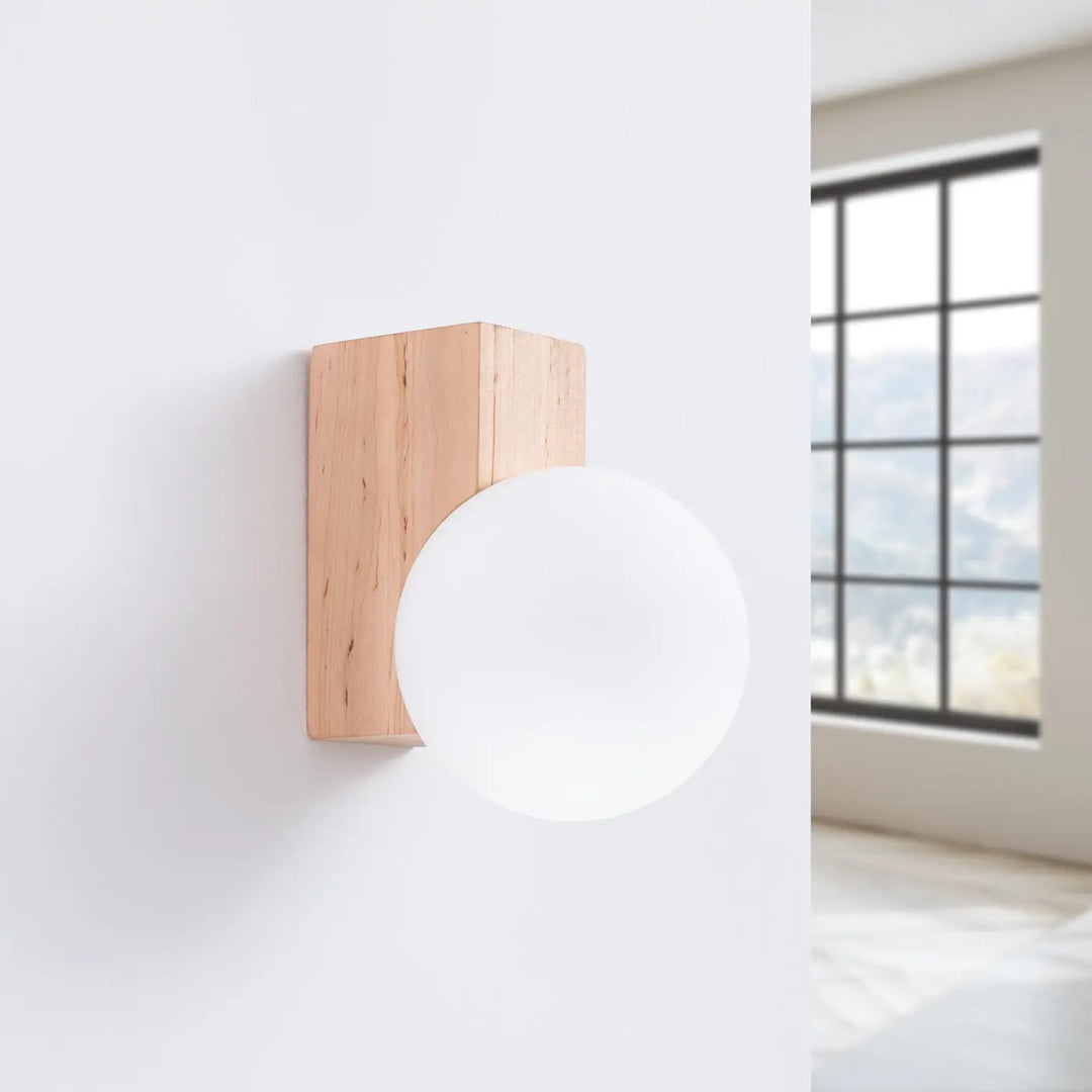 Applique murale bulbo avec base rectangulaire en bois naturel et globe en verre opalin pour une forme minimaliste