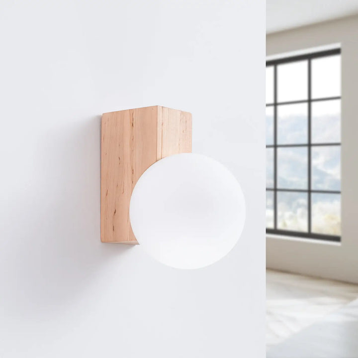 Applique murale bulbo avec base rectangulaire en bois naturel et globe en verre opalin pour une forme minimaliste