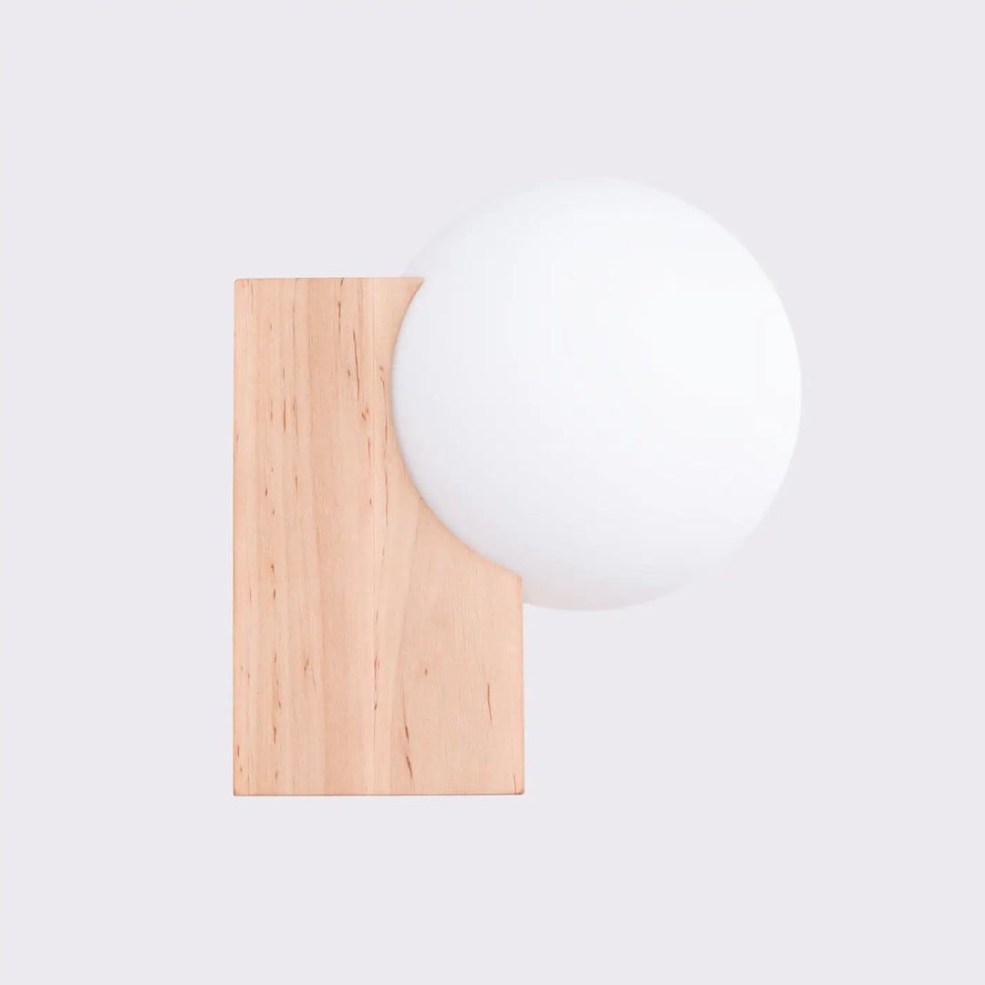 Applique plafonnier bulbo avec base en bois naturel claire et forme minimaliste à globe en verre opaque blanc