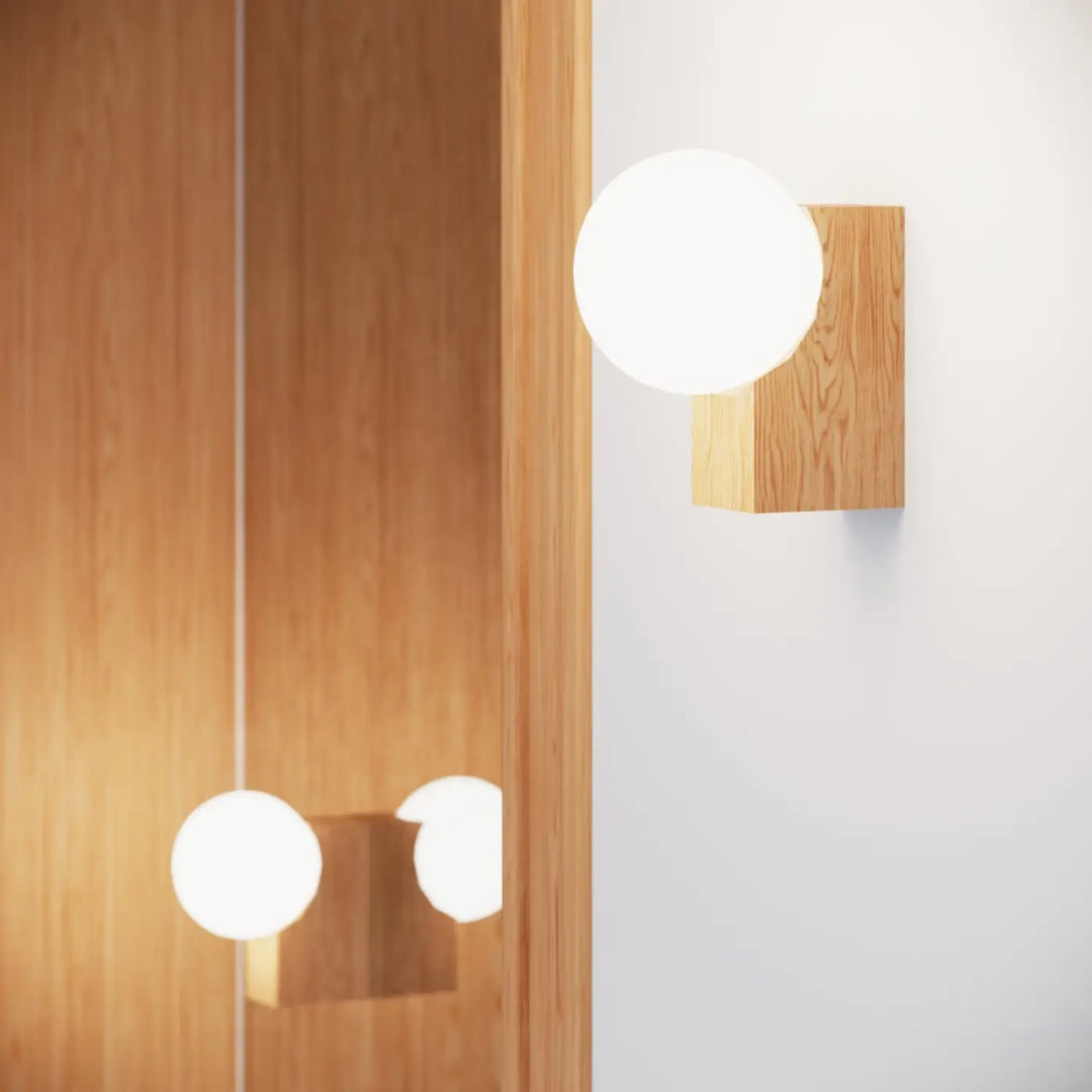 Applique plafonnier bulbo en bois naturel avec globe en verre dépoli sphérique pour une combinaison naturelle et forme minimaliste