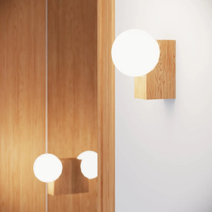 Applique plafonnier bulbo en bois naturel avec globe en verre dépoli sphérique pour une combinaison naturelle et forme minimaliste