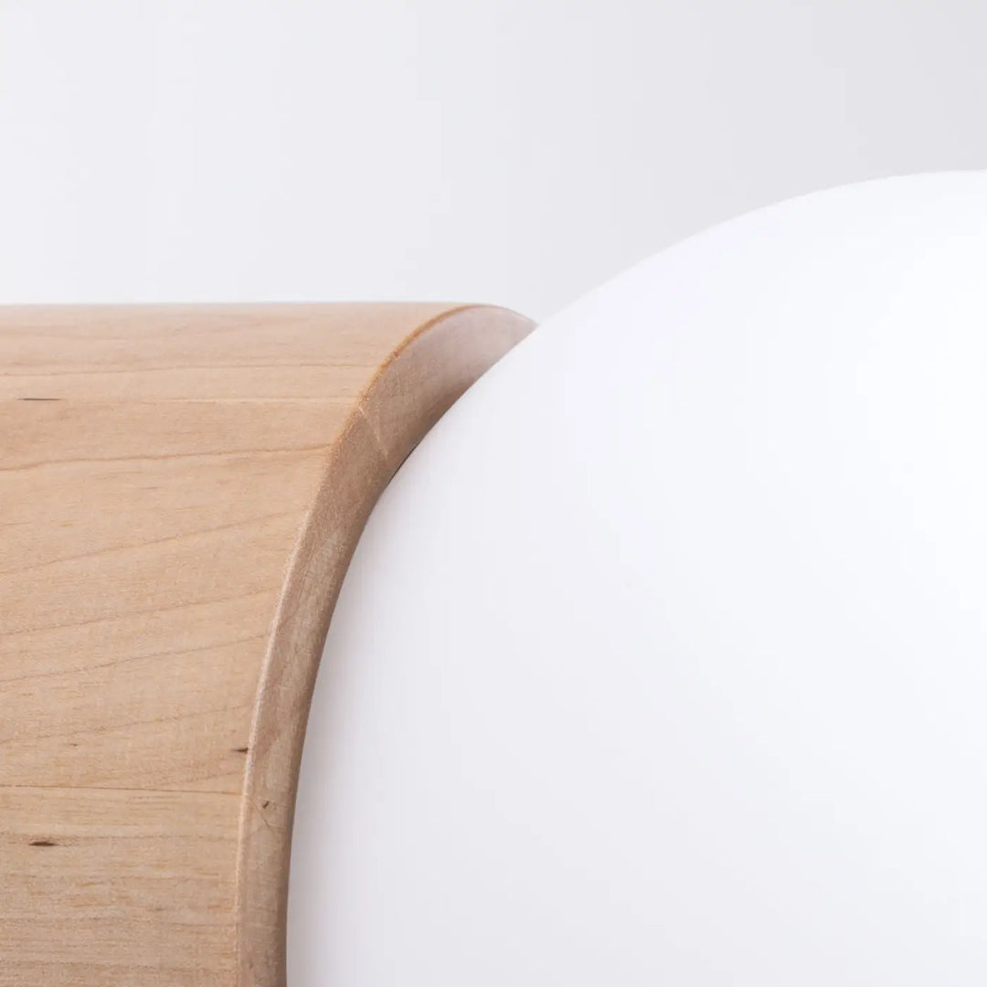 Applique murale boomo en bois clair avec bord arrondi lisse dans un style raffiné et minimalisme scandinave