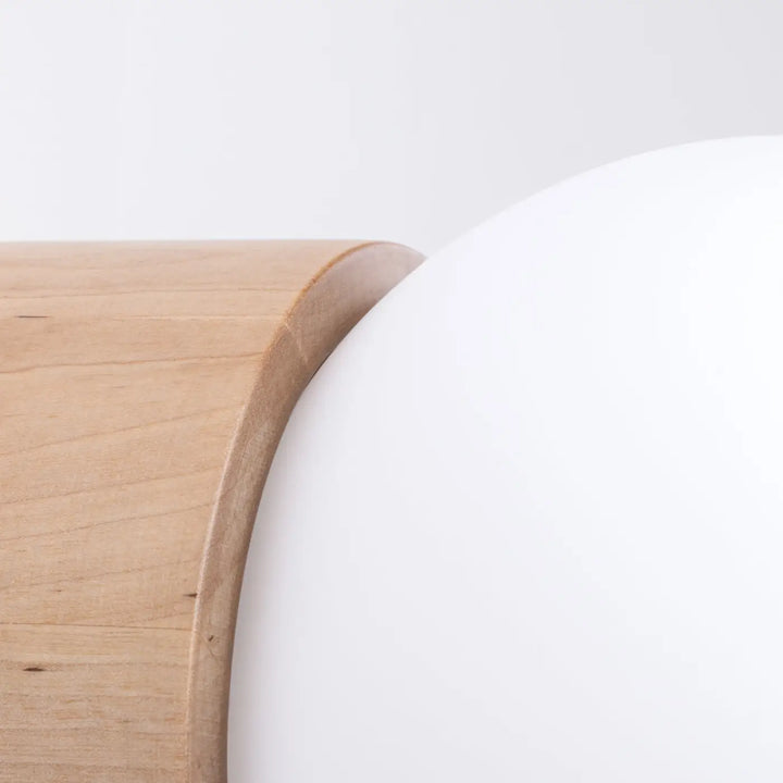 Applique murale boomo en bois clair avec bord arrondi lisse dans un style raffiné et minimalisme scandinave