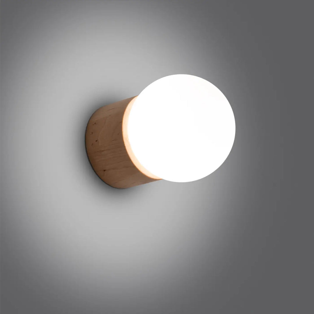 Applique murale boomo avec ampoule en verre circulaire chaude sur base cylindrique en bois naturel style raffiné minimalisme scandinave