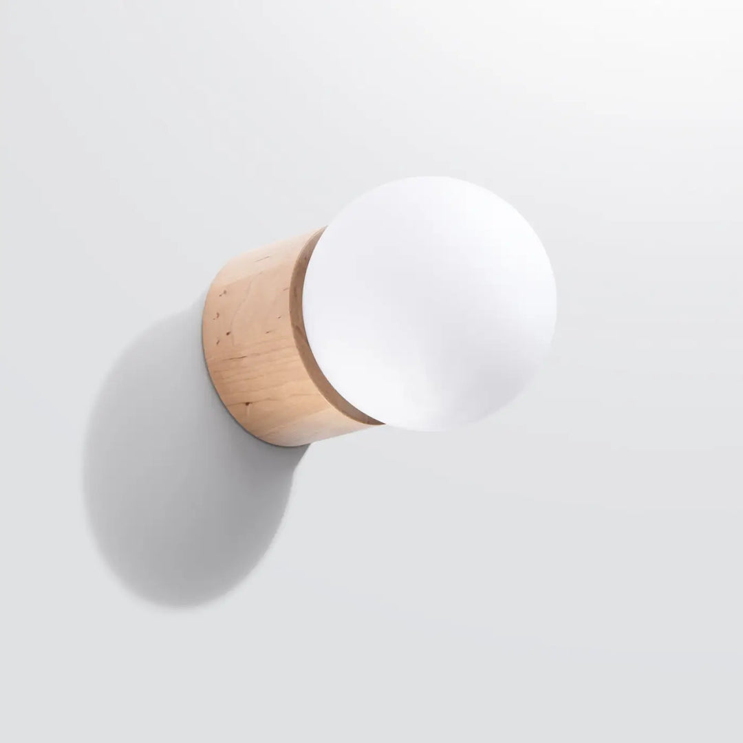 Applique murale boomo avec base en bois clair cylindrique et abat-jour sphérique en verre dépoli pour un style raffiné minimalisme scandinave