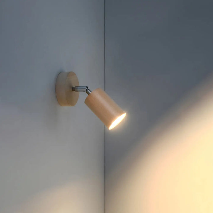Applique murale bois naturel à abat-jour ajustable berg en bois ton chaud avec design cylindrique et articulation métallique