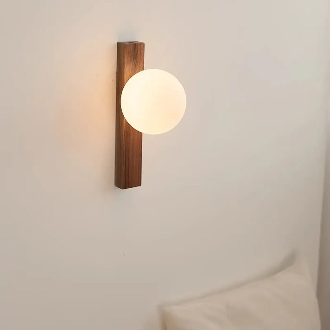 Applique bois noyer avec boule en verre led moderne design